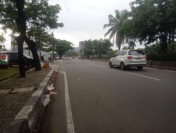 Sampah Plastik Berserakan di Sepanjang Jalan Raya Kalideres