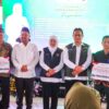Bupati Gresik bersama Gubernur Salurkan Bansos Rp7,6 M