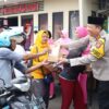 Kapolres Mojokerto Kota dan Ketua Bhayangkari Bagikan Takjil