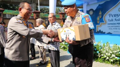 Kapolri Salurkan Tali Asih dan Sembako kepada Personel Polri