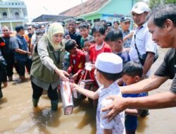 Gubernur Khofifah Terjun Langsung Tinjau Banjir di Pasuruan