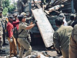 Pasar Tumpah di Simo Katrungan Surabaya Ditertibkan Satpol PP