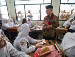 Mendikdasmen Pantau Tes Kemampuan Akademik di Surabaya