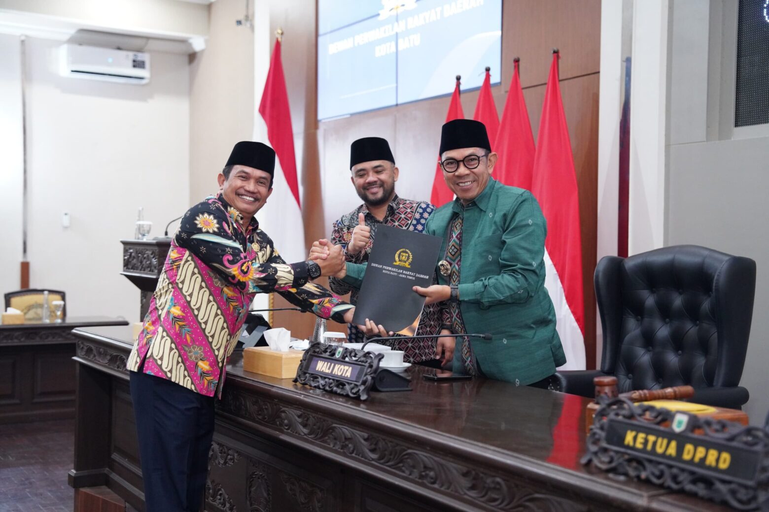 APBD: Wali Kota Nurochman menjabat tangan Ketua DPRD Kota Batu, Jumat (4/9/2026). (MS/IST)