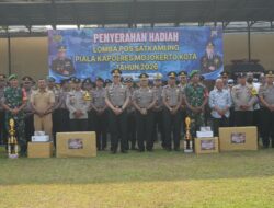 Kapolres Mojokerto Kota Beri Trofi Juara Lomba Pos Satkamling